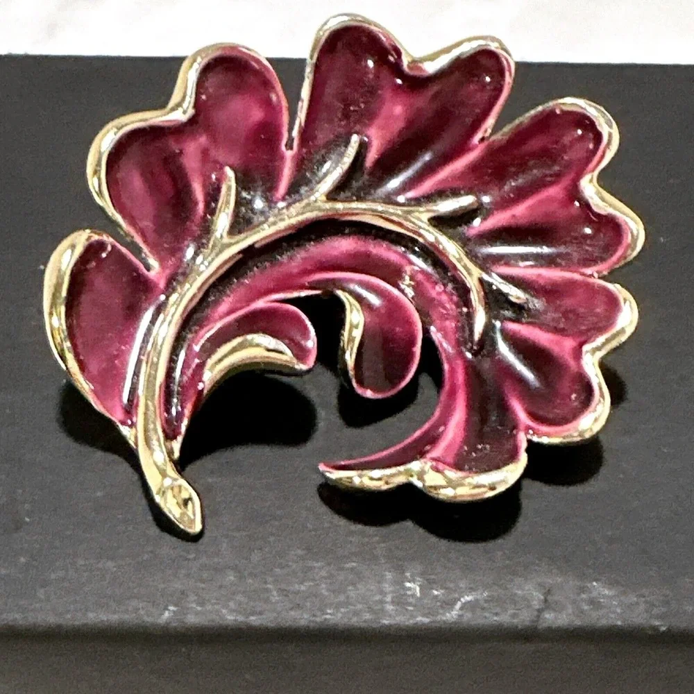 Leaf Brooch Pin‎ Purple Enamel Gold Tone Floral Vintage Style Jewelry